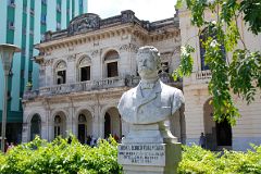 42 Cuba - Santa Clara - Parque Vidal - Statue of Leoncio Vidal with Hotel Santa Clara Libre behind
